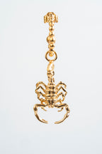 ALACRÁN ATTACK MEDIANO: El poder dorado que adorna con audacia.