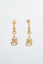 ALACRÁN ATTACK CHICO: La potencia dorada que se balancea con gracia.