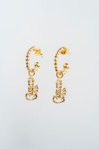 ALACRÁN ATTACK CHICO: La potencia dorada que se balancea con gracia.