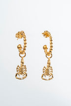 ALACRÁN ATTACK CHICO: La potencia dorada que se balancea con gracia.