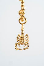 ALACRÁN ATTACK CHICO: La potencia dorada que se balancea con gracia.