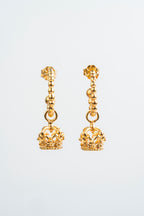 CORONA FLOR DE LIZ: Un legado dorado que adorna tu espíritu.