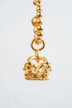 CORONA FLOR DE LIZ: Un legado dorado que adorna tu espíritu.