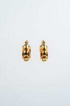 CRASSO: La riqueza dorada que florece en tus oídos.