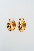 CRASSO: La riqueza dorada que florece en tus oídos.