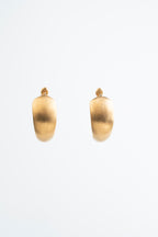 PÉTALO MATE: La serenidad dorada que adorna tu rostro.