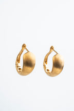 PÉTALO MATE: La serenidad dorada que adorna tu rostro.