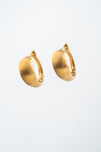 PÉTALO MATE: La serenidad dorada que adorna tu rostro.