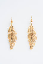 PLUMA HALCÓN MÓVIL: La danza dorada de los cielos en tu andar.