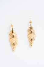 PLUMA HALCÓN MÓVIL: La danza dorada de los cielos en tu andar.