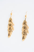 PLUMA HALCÓN MÓVIL: La danza dorada de los cielos en tu andar.