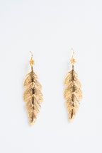 PLUMA HALCÓN MÓVIL: La danza dorada de los cielos en tu andar.