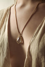 COLLAR CONFETTI CUARZO RUTILADO: El Hilo Dorado del Destino