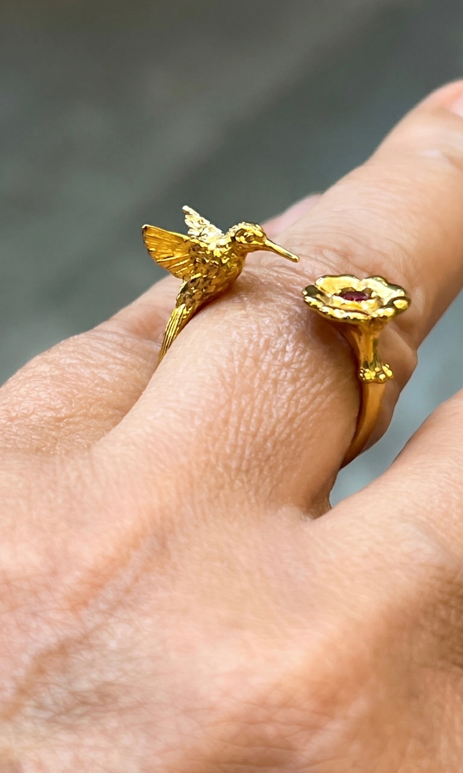 ANILLO COLIBRÍ EN FLOR: El Instante Eterno de la Naturaleza