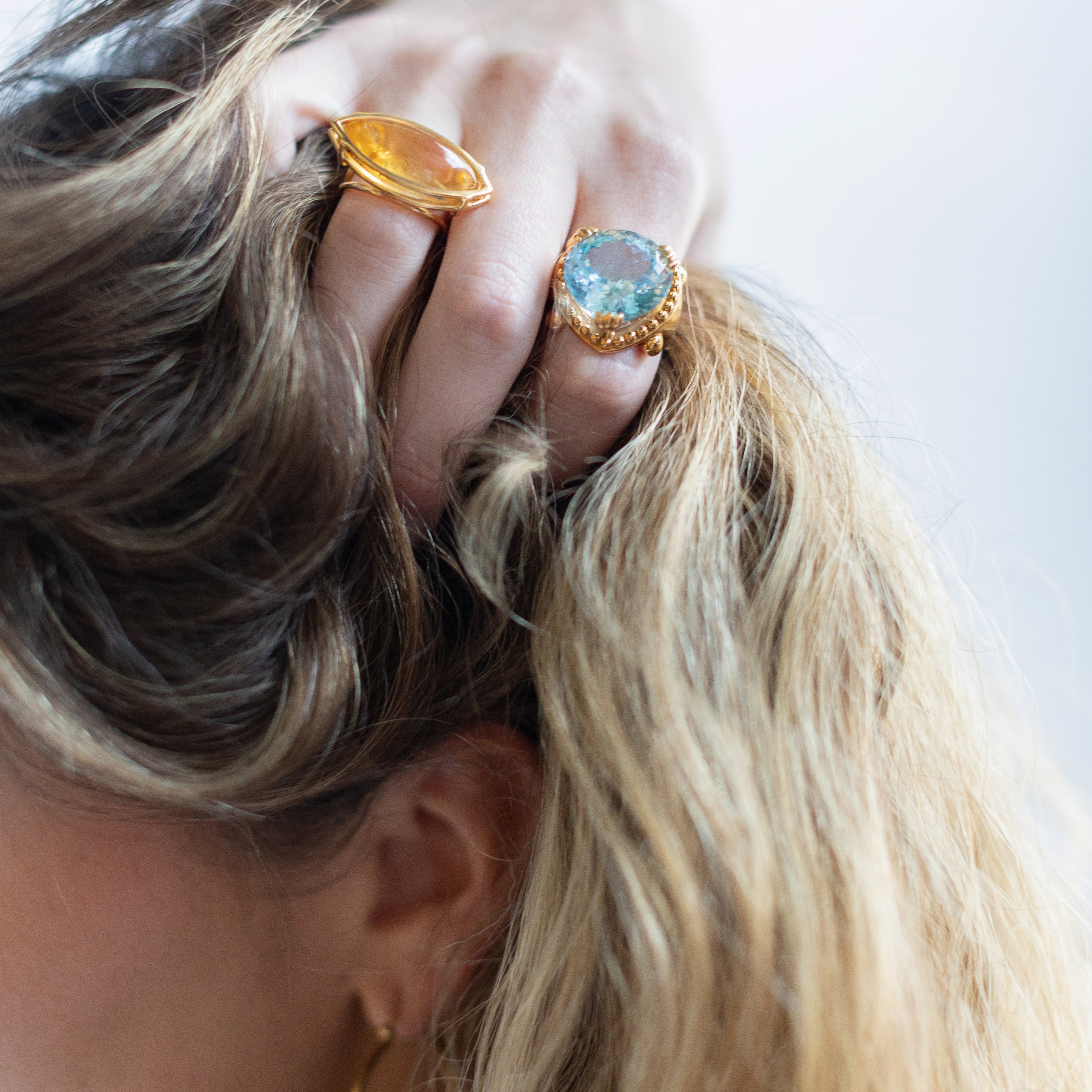 ANILLO MINIMALISTA: El Abrazo Dorado del Sol