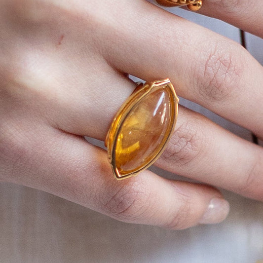 ANILLO MINIMALISTA: El Abrazo Dorado del Sol