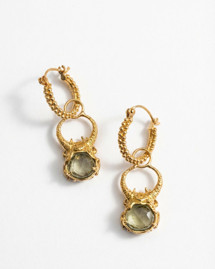 ARETES ESCARABAJO TORO: Fuerza ancestral en oro