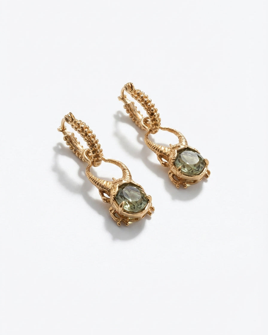 ARETES ESCARABAJO TORO: Fuerza ancestral en oro